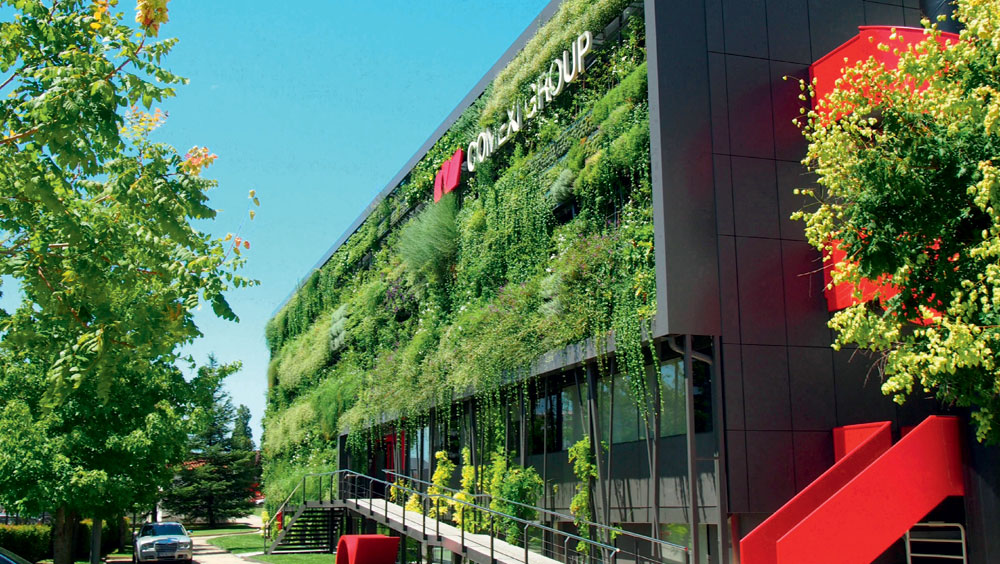 Façade végétale sur un immeuble de bureaux à Gérone, Espagne